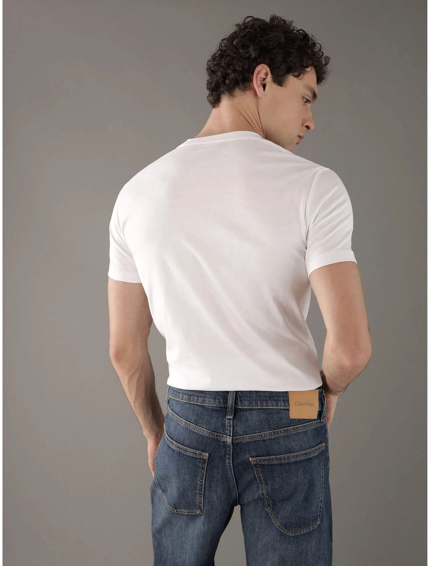 Camiseta blanca con logo institutional bicolor