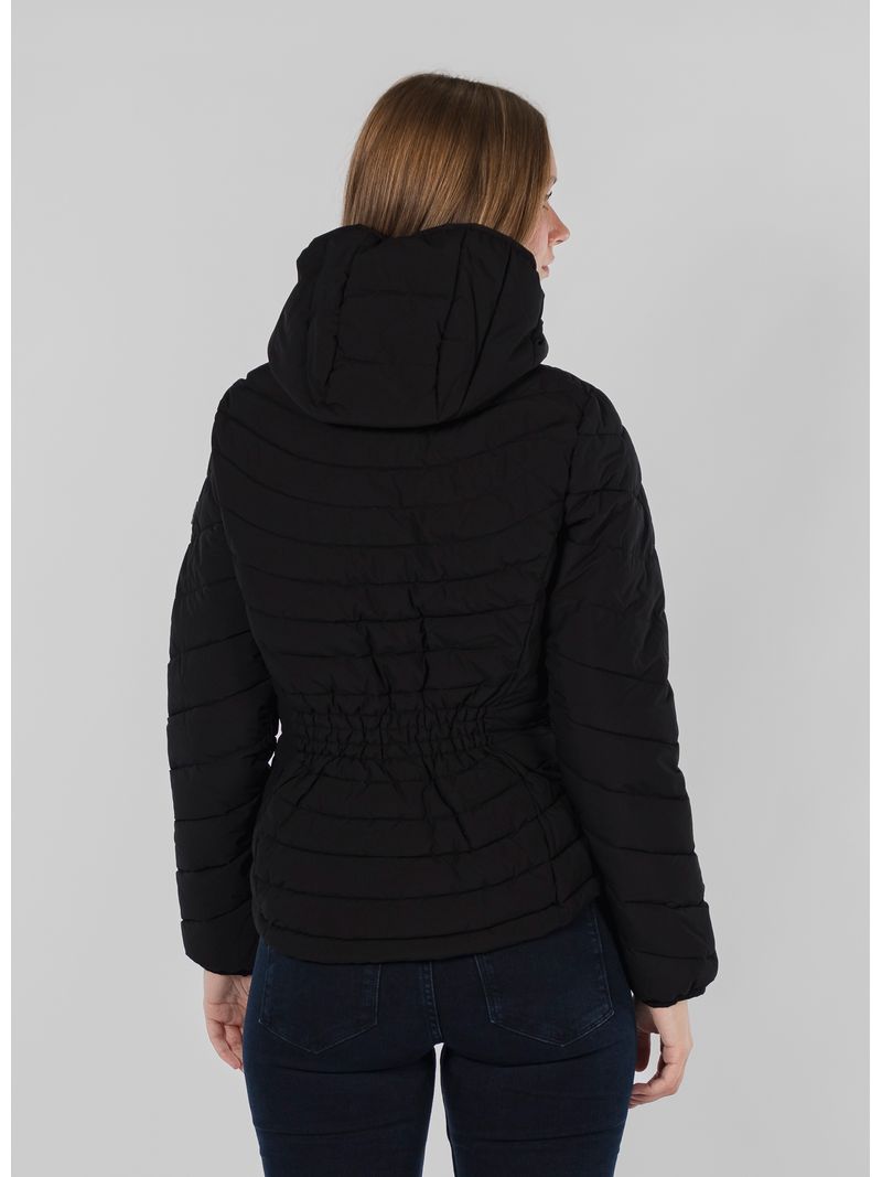 chaqueta-negra-acolchada-stretch
