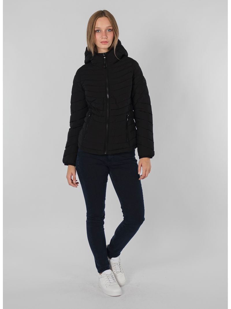 chaqueta-negra-acolchada-stretch