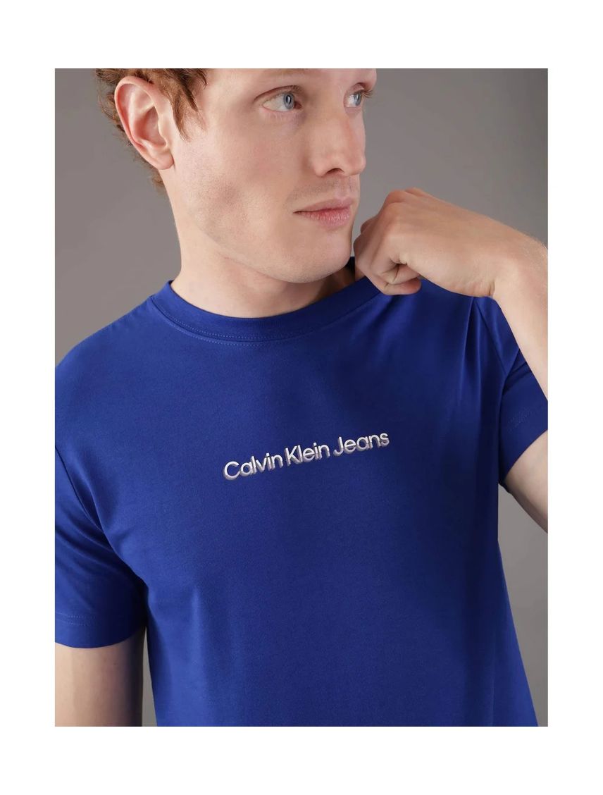 Camiseta azul con logo institutional bicolor