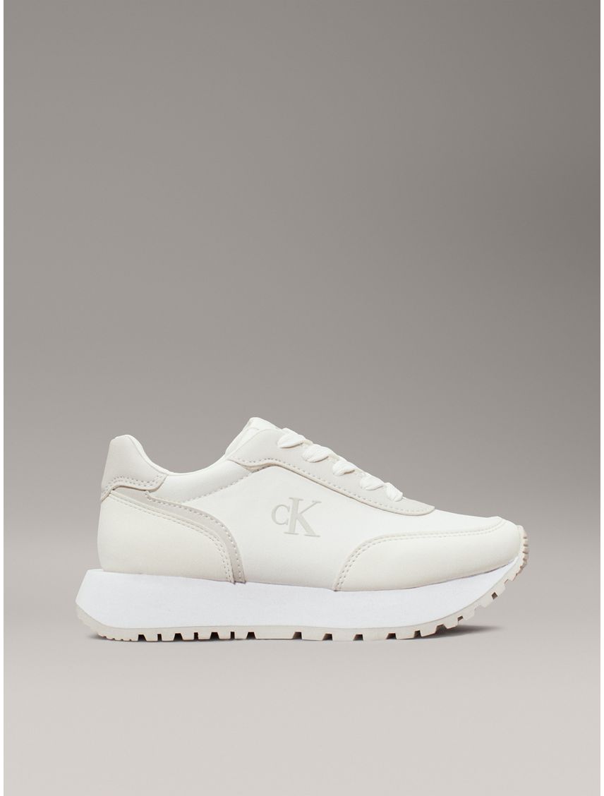 Tenis blanco de deporte para niña
