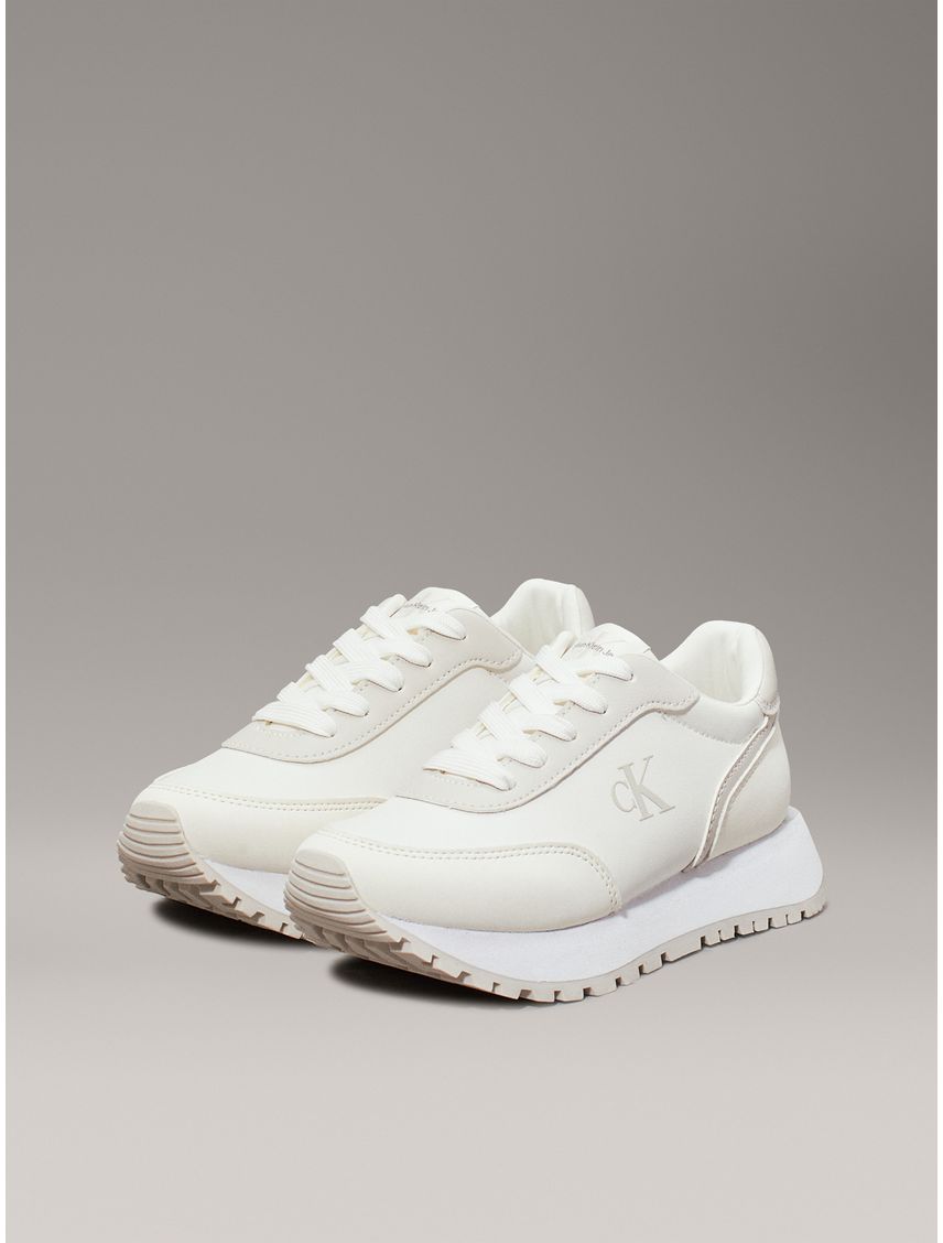 Tenis blanco de deporte para niña