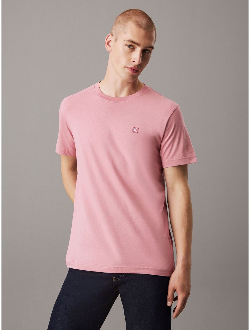 Camiseta rosada de algodón con insignia