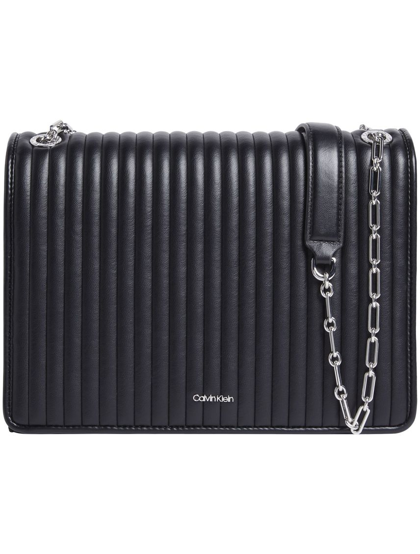 Bolso negro con solapa acolchado