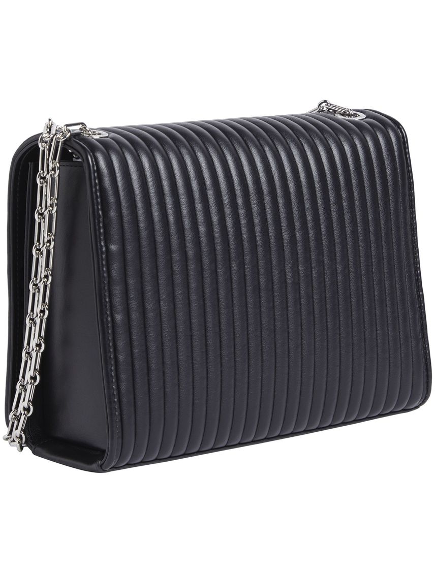 Bolso negro con solapa acolchado