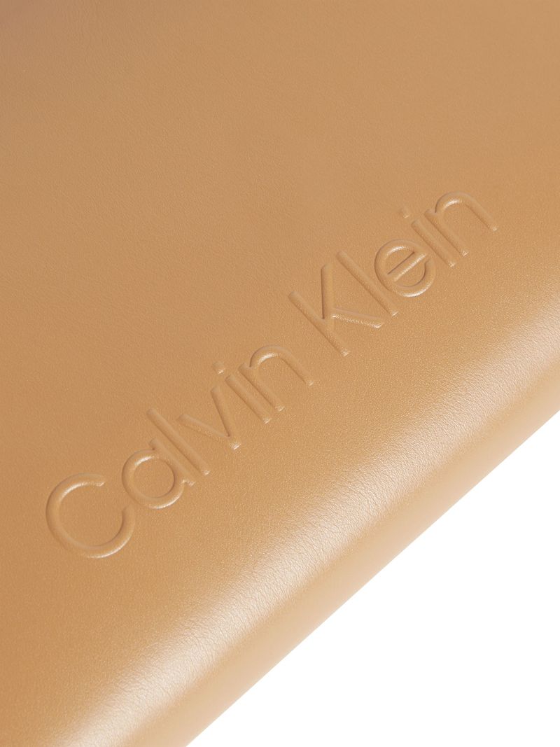 billetera-beige-grande-cremallera-en-contorno-rfid