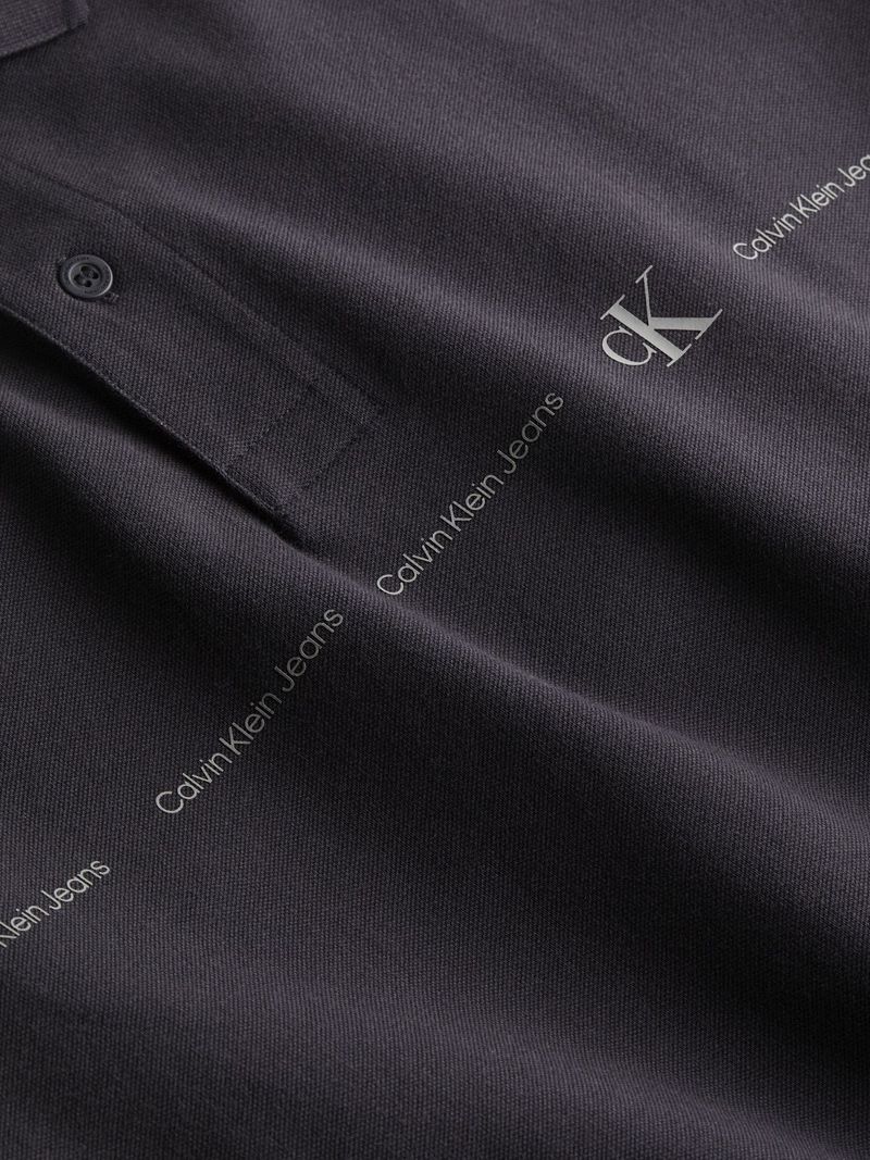 polo-con-repeticion-de-logotipo