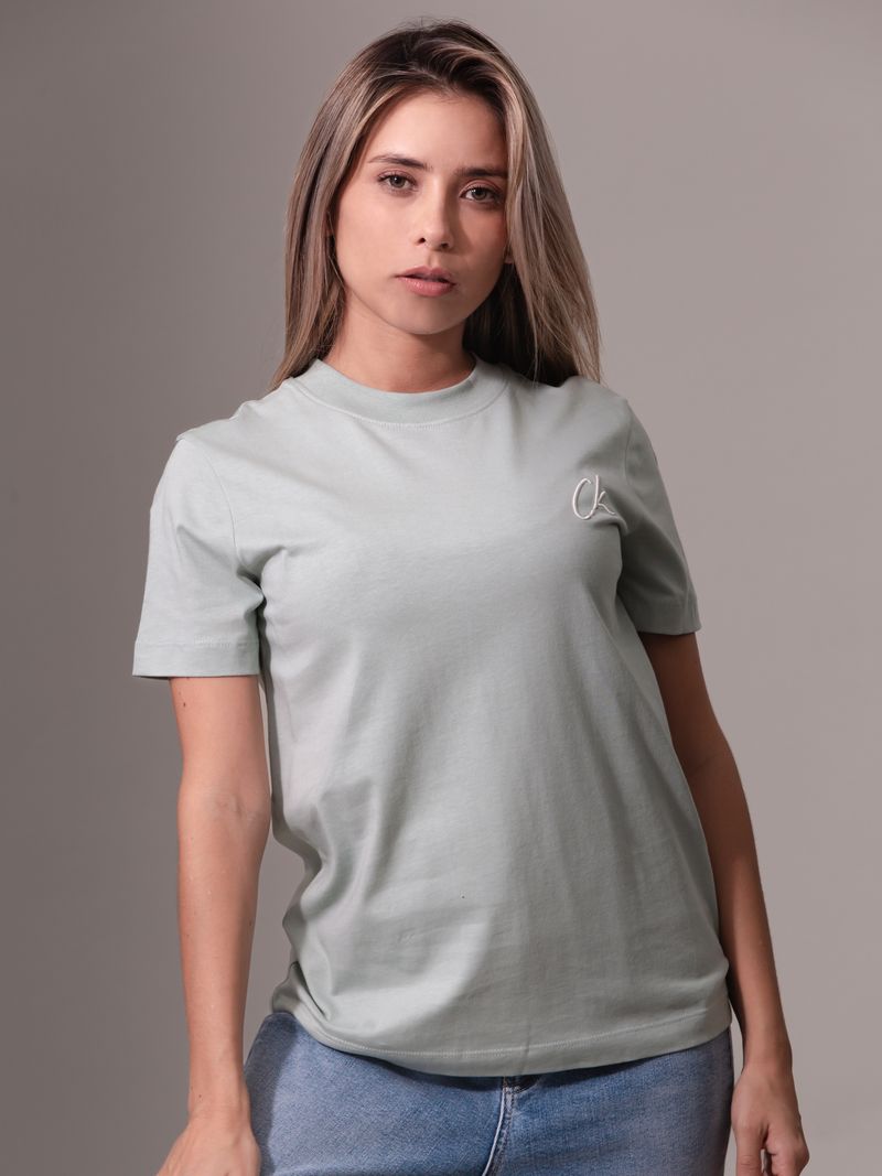 camiseta-multicolor-logo-bordado