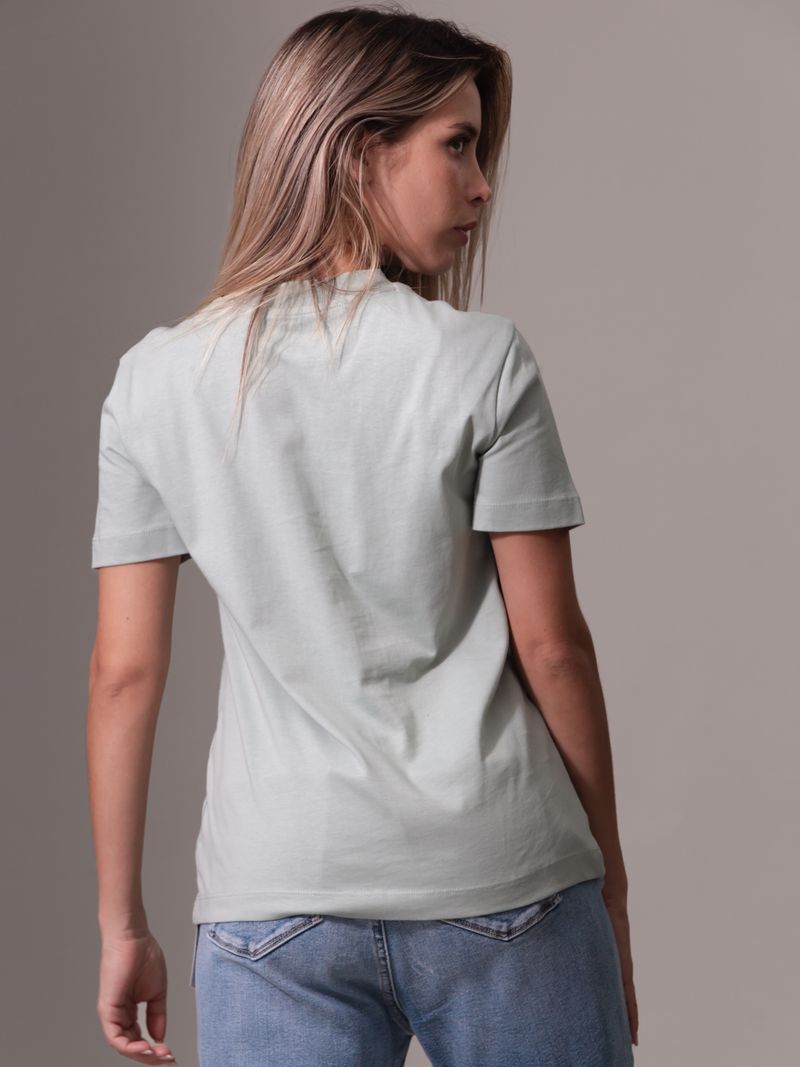 camiseta-multicolor-logo-bordado