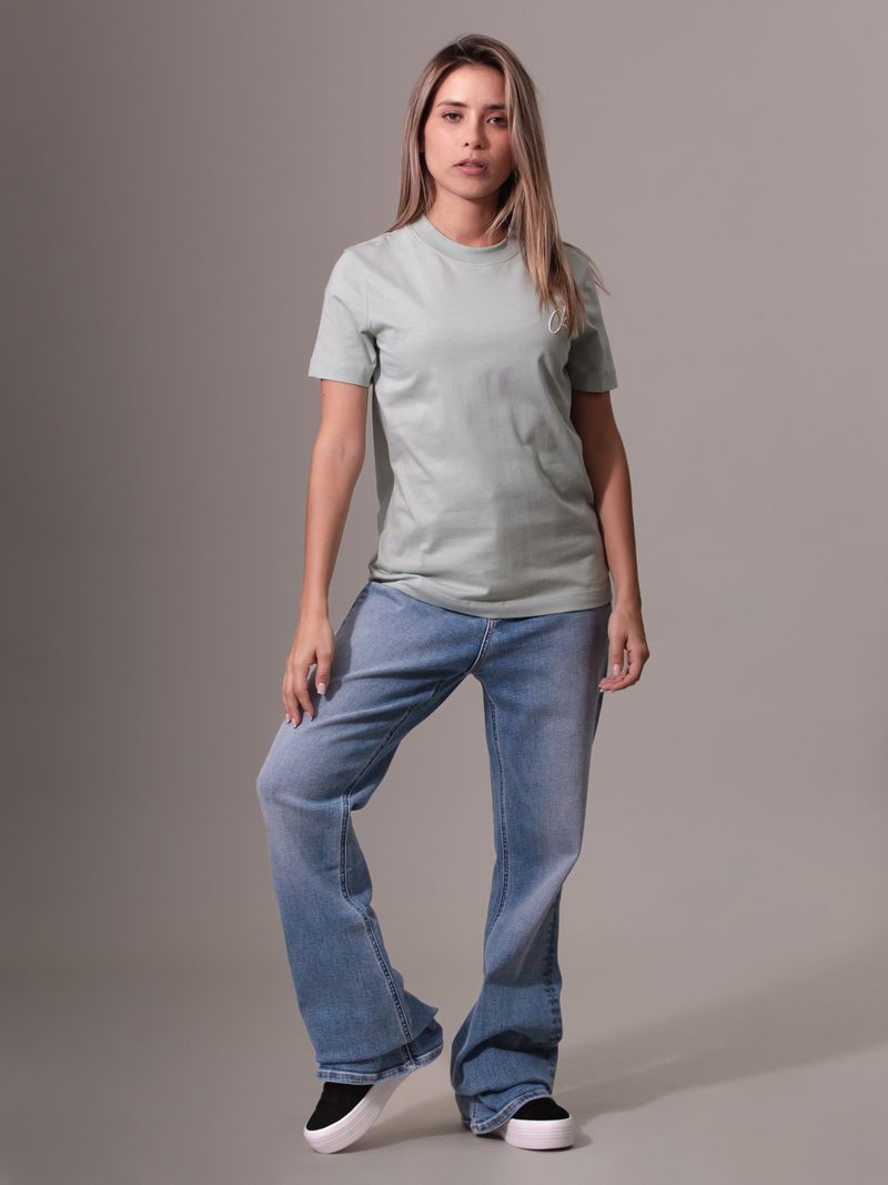 camiseta-multicolor-logo-bordado