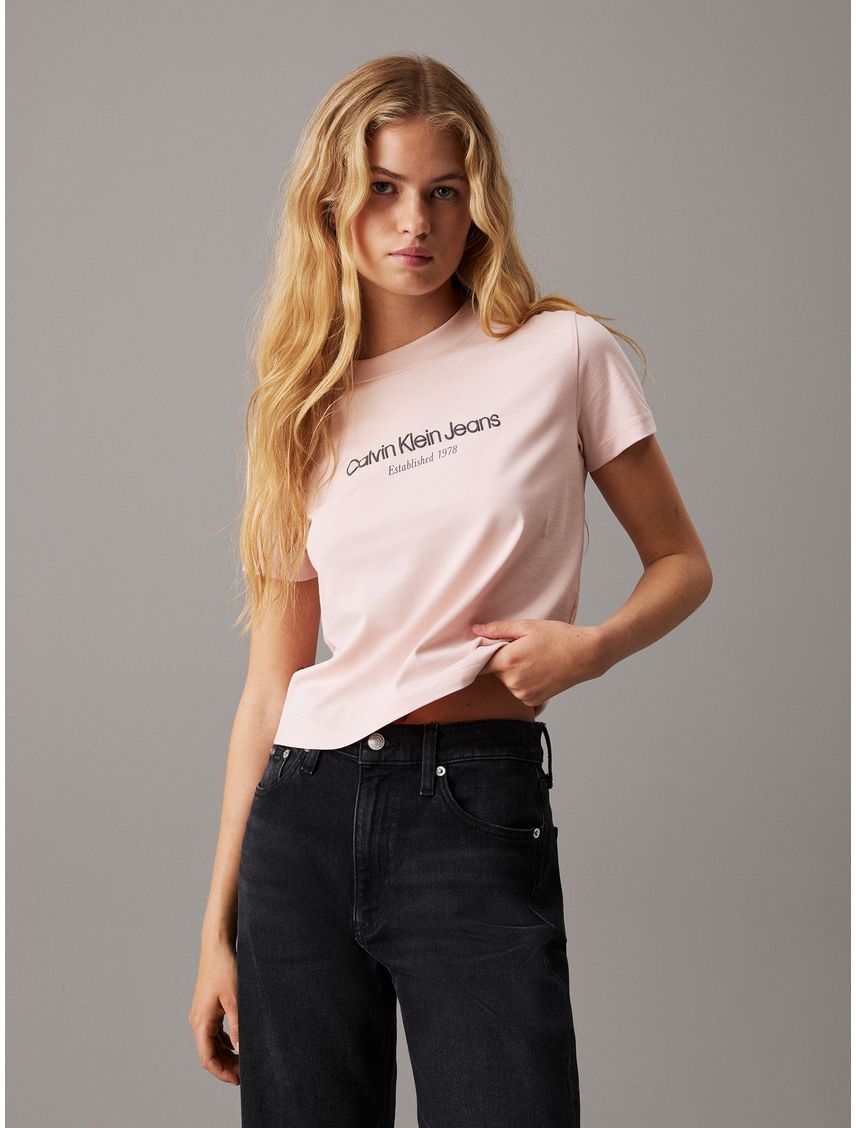 Camiseta rosada regular con logo institutional