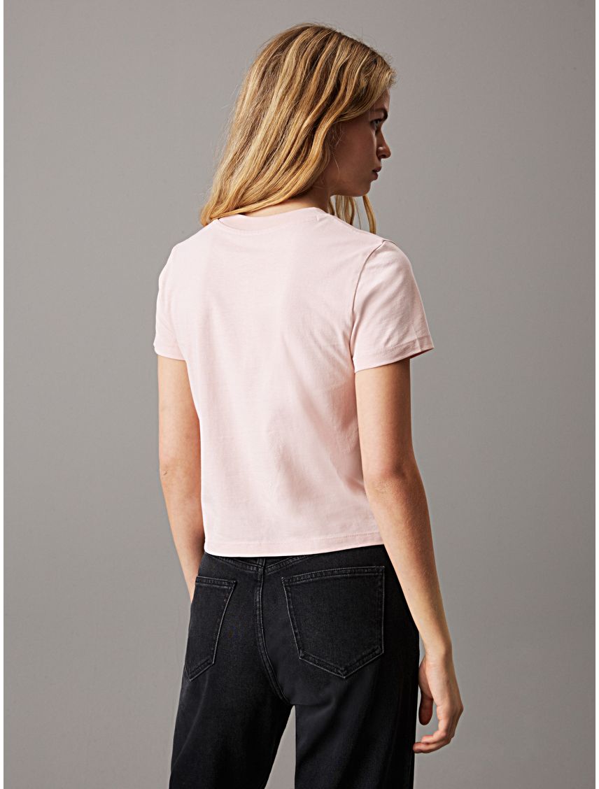 Camiseta rosada regular con logo institutional