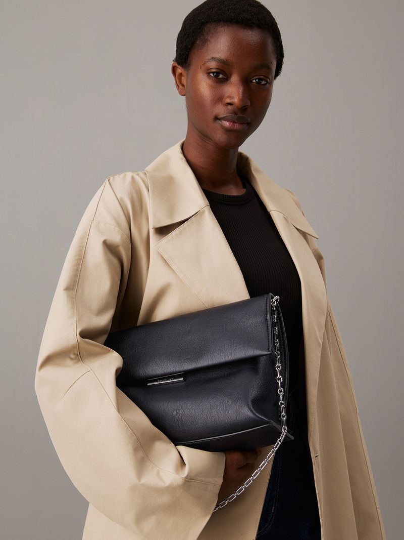 bolso-negro-hombro-granulado