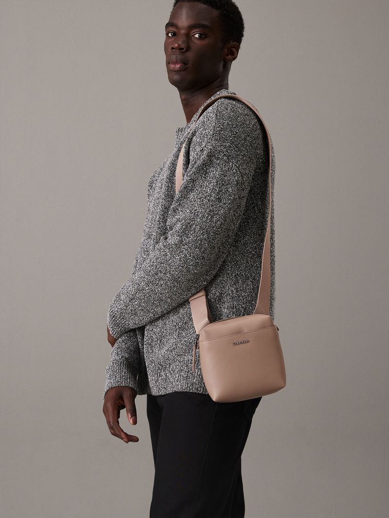 bolso-gris-reporter-cuadrado