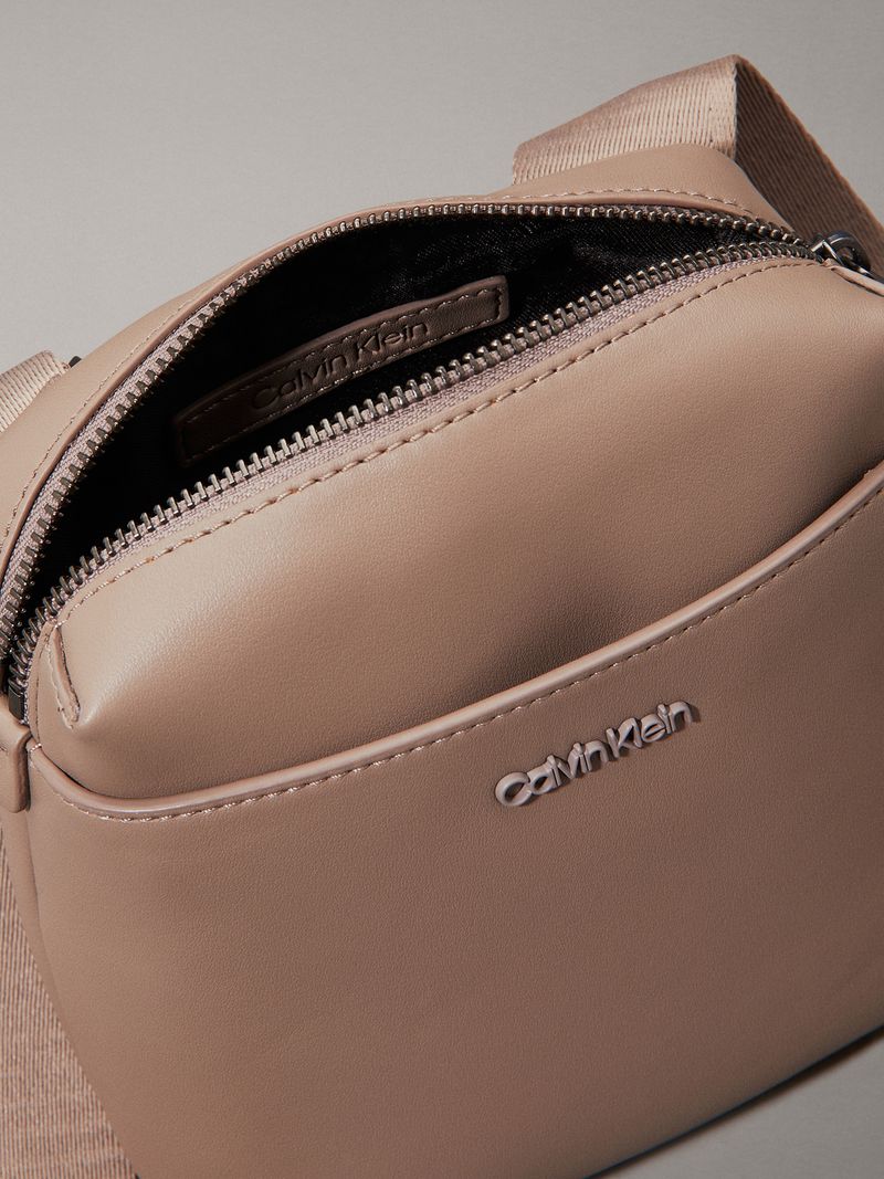 bolso-gris-reporter-cuadrado