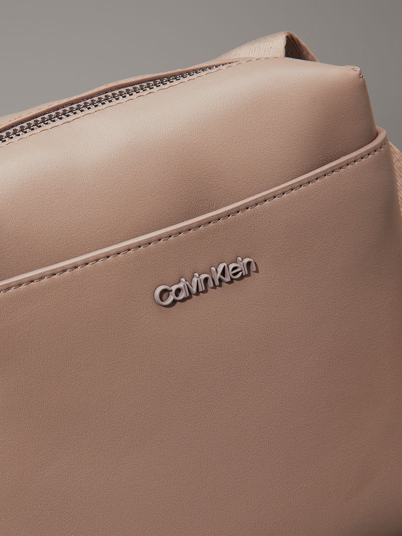 bolso-gris-reporter-cuadrado