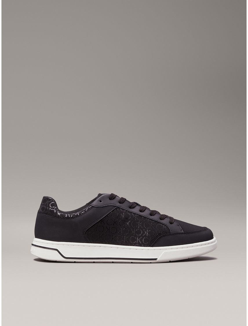Tenis negro con logo