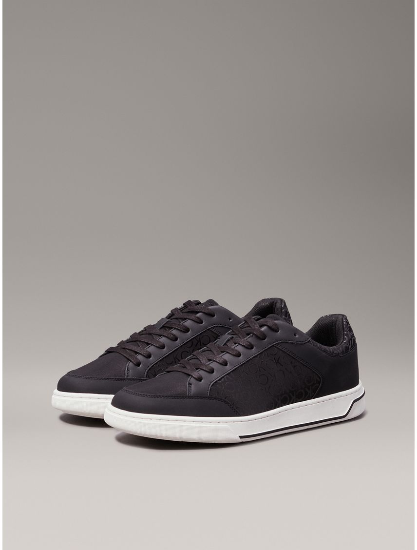Tenis negro con logo