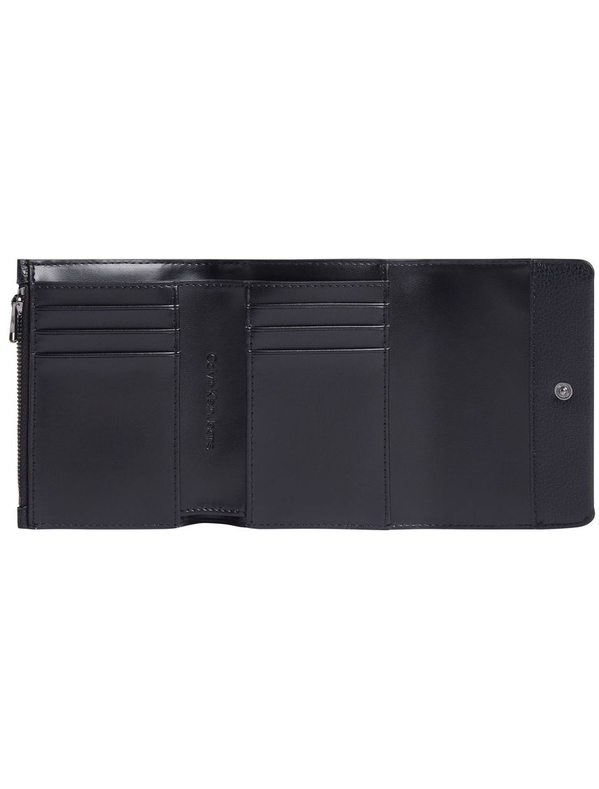 Billera negra trifold con monograma minimalista