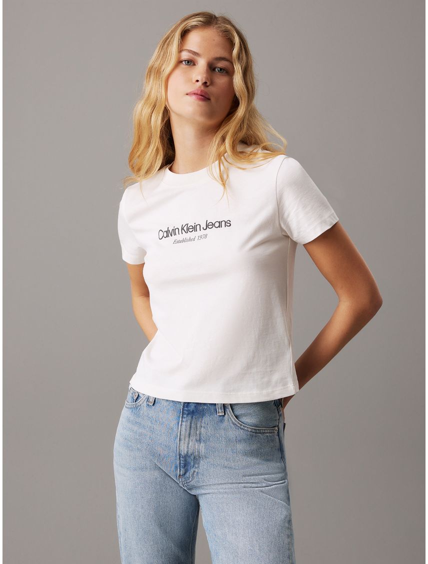 Camiseta blanca regular con logo institutional