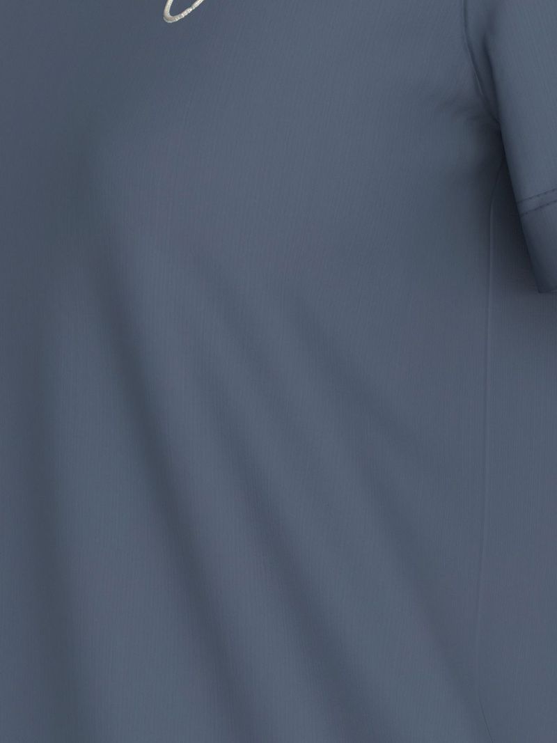 camiseta-azul-logo-bordado