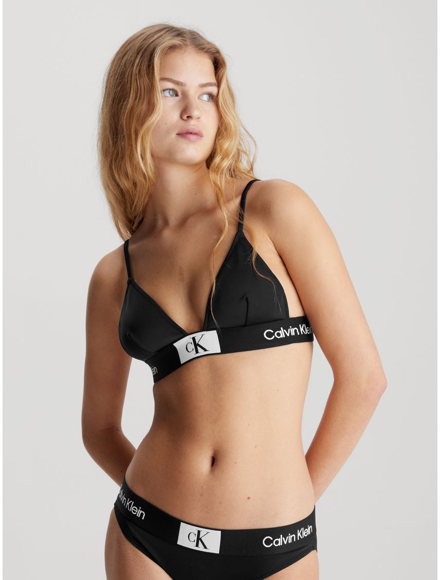 Parte negro de arriba de bikini de triángulo - CK96