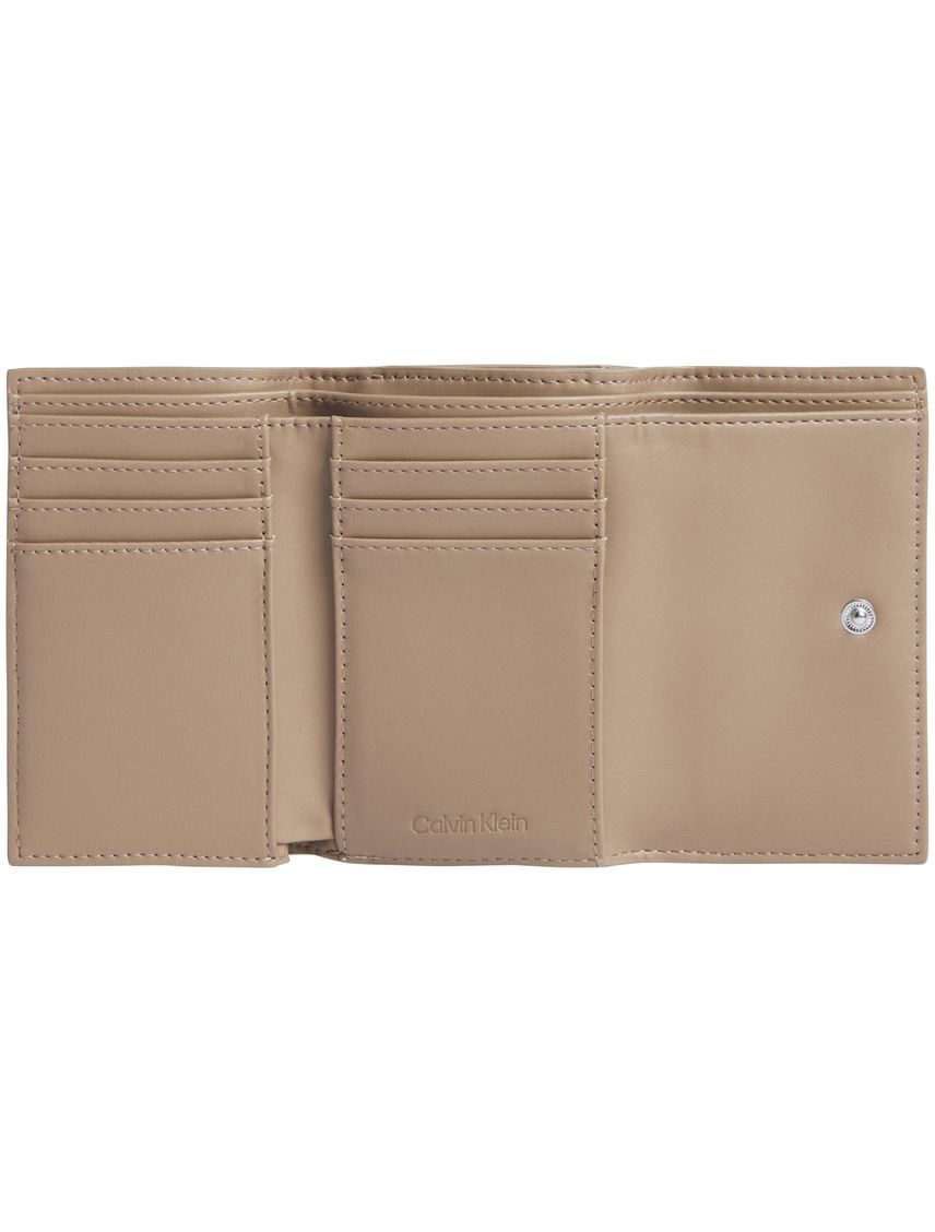 Billetera beige triple con monograma