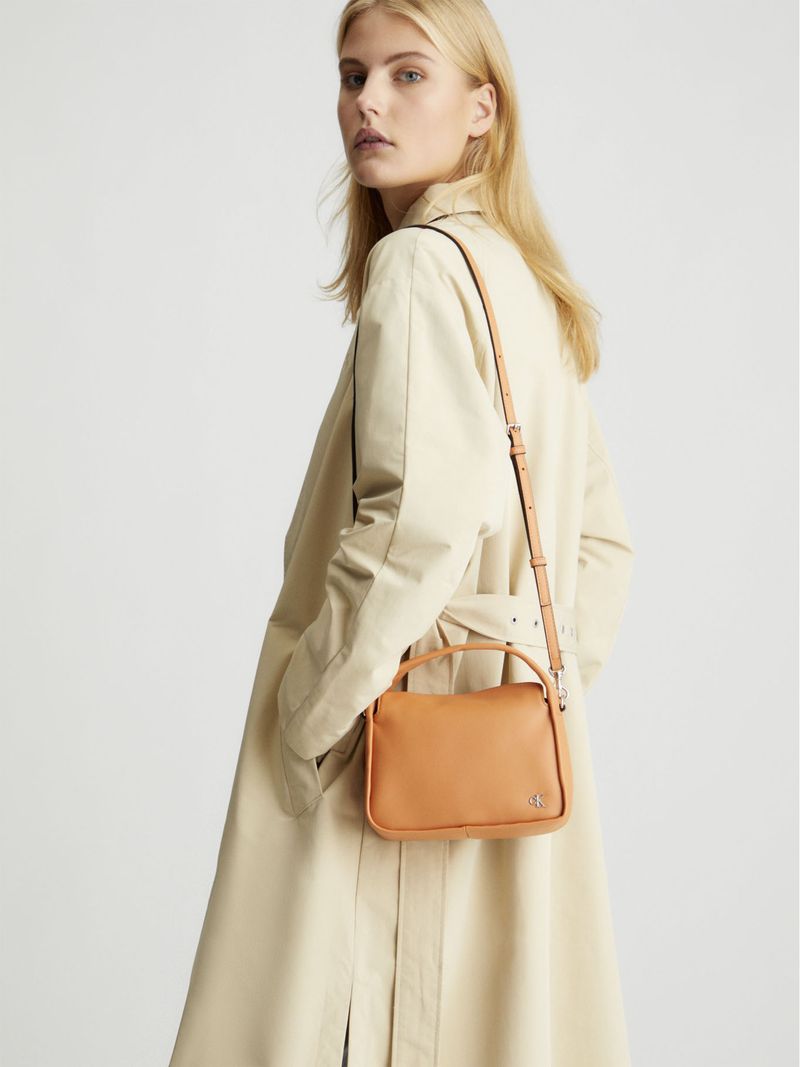 bolso-naranja-mano-pequeno