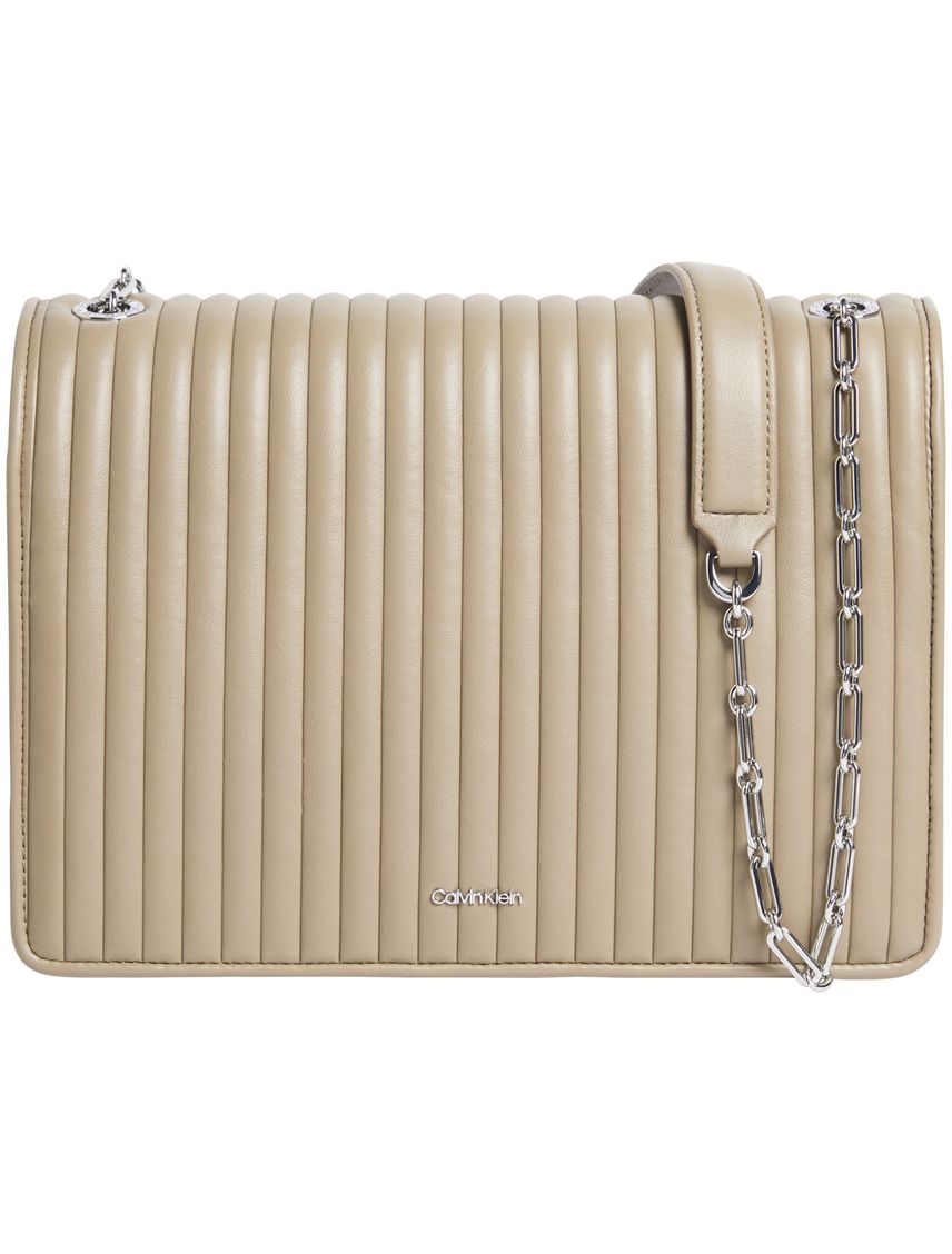 Bolso beige con solapa acolchado