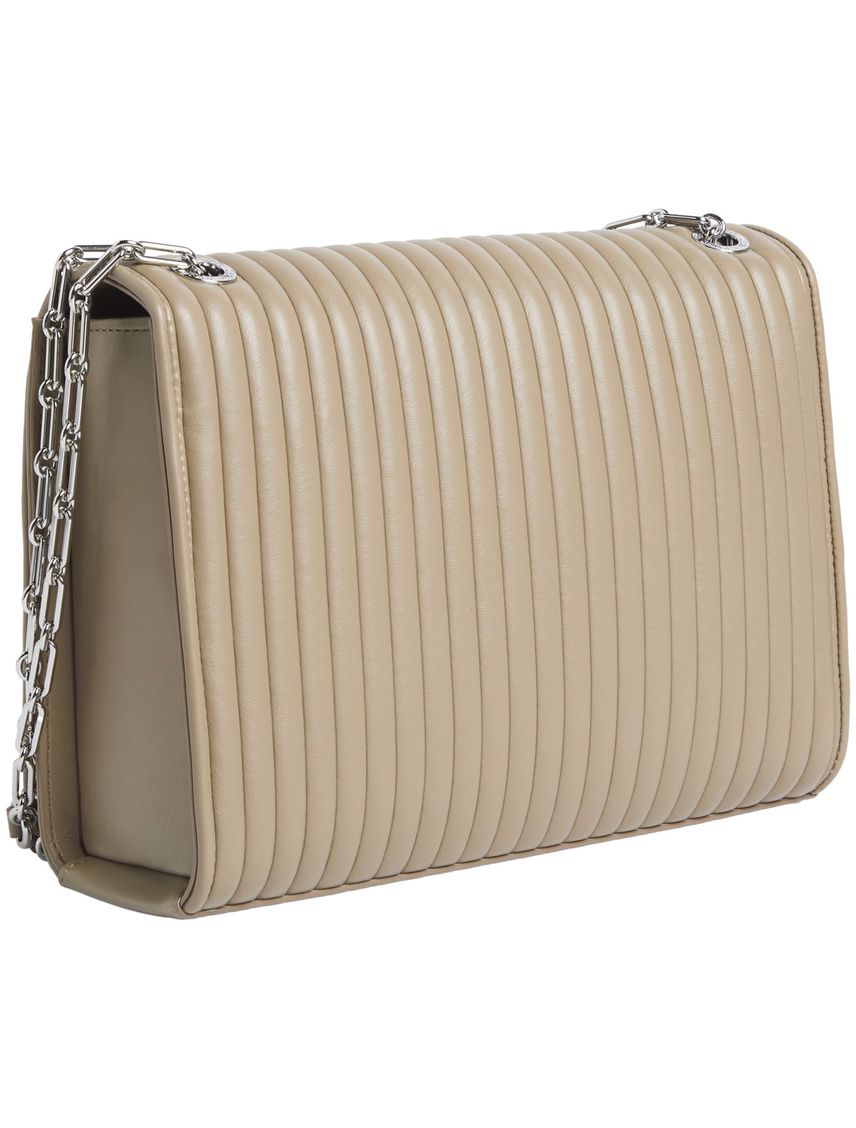 Bolso beige con solapa acolchado