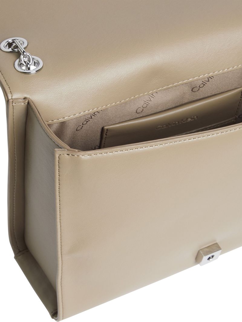 bolso-beige-solapa-acolchado