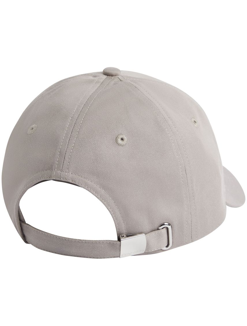 Gorra gris con monograma bordado