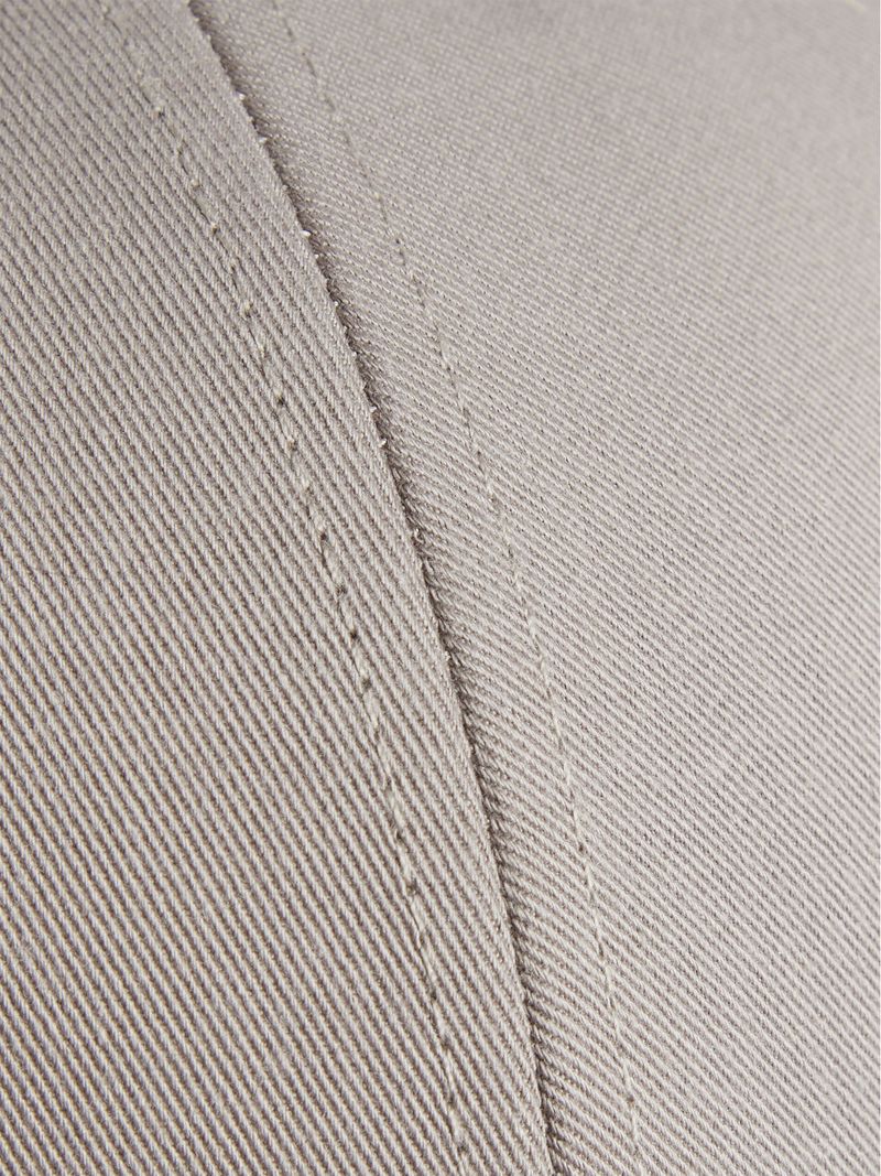 gorra-gris-monograma-bordado