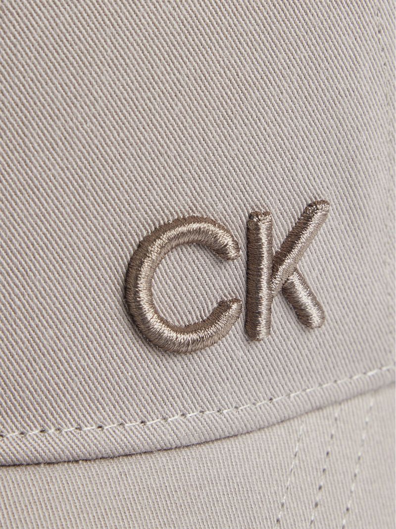 gorra-gris-monograma-bordado