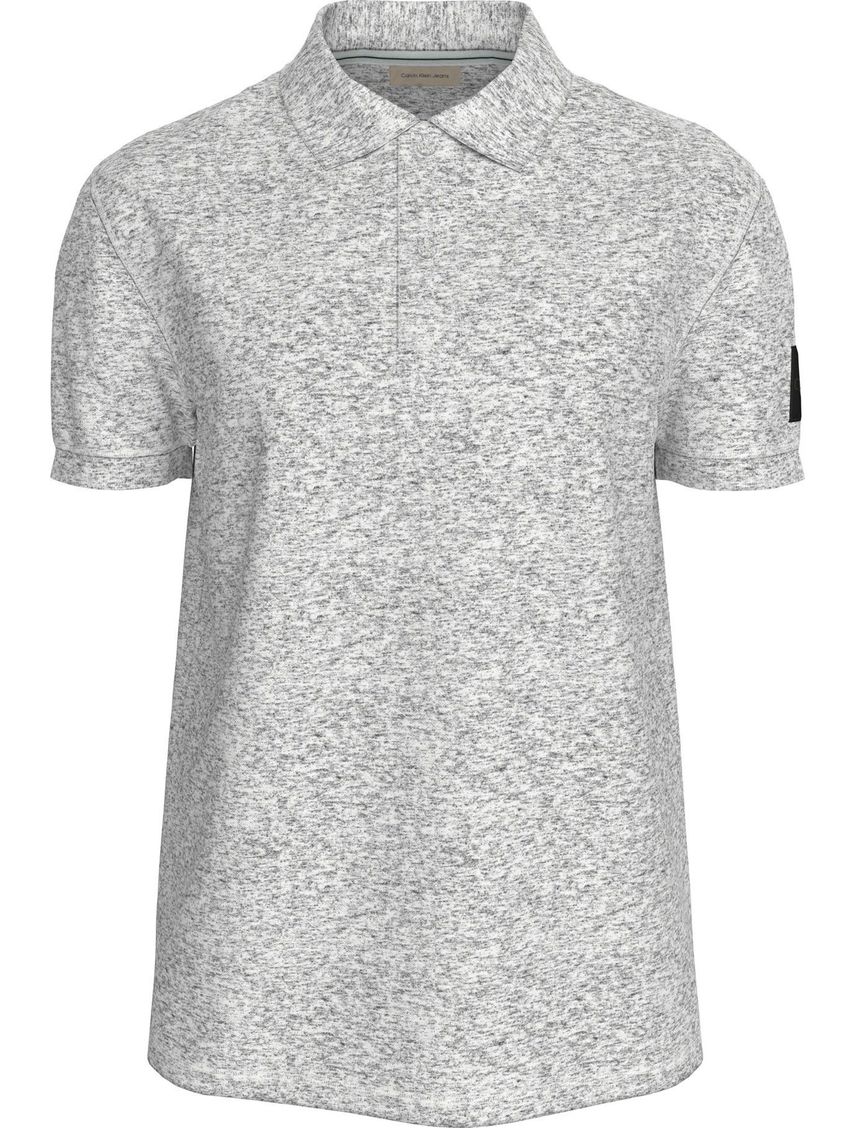 Polo gris con insignia