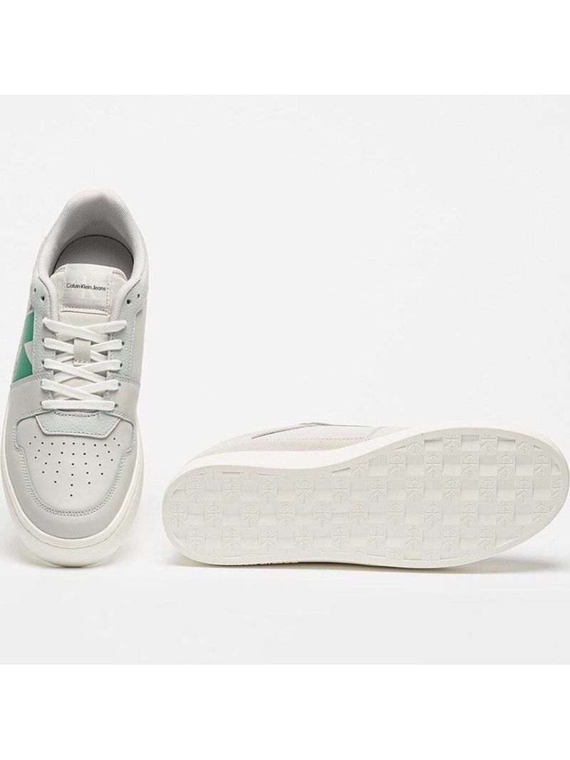 tenis-gris-clasicos-detalle-gamuza