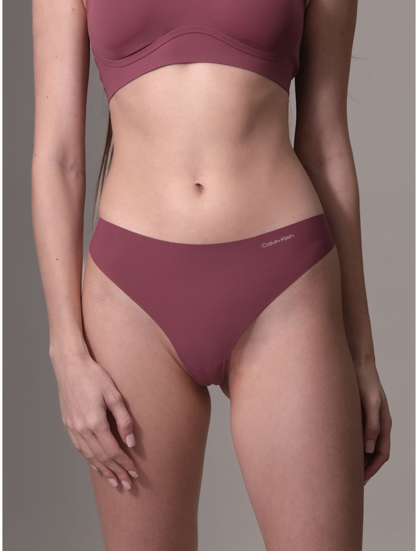 Tanga rosada invisible con logo en el lateral