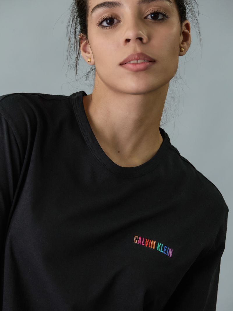 camiseta-negra-de-estar-en-casa-intense-power-pride