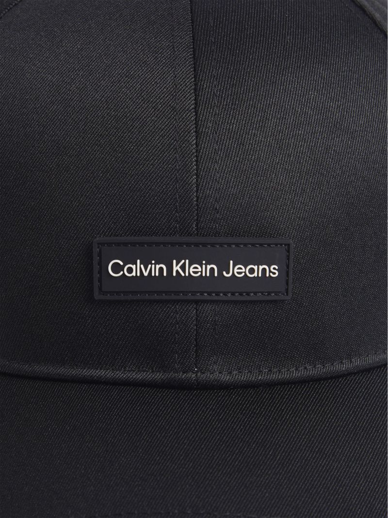 gorra-negra-parche-goma