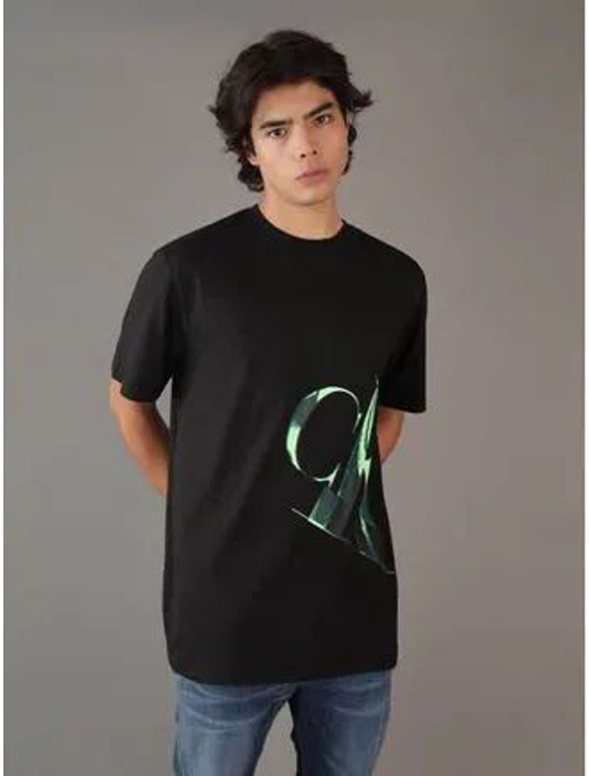 Camiseta negra con logo asimétrico