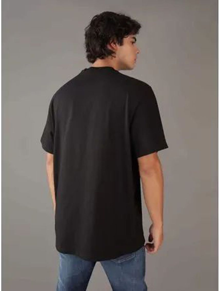 Camiseta negra con logo asimétrico