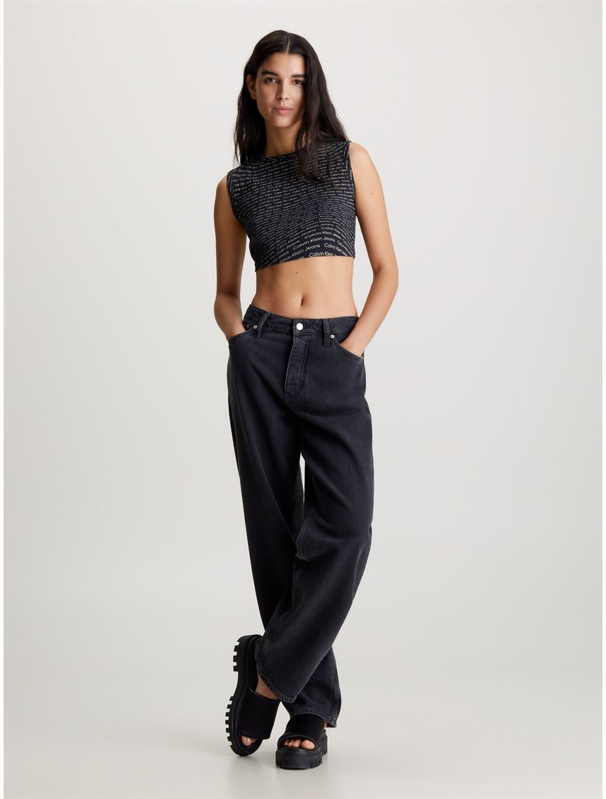 Camiseta negra top cropped con estampado en toda la prenda