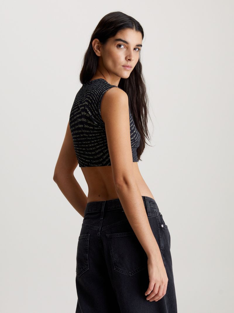 camiseta-negra-top-cropped-con-estampado-en-toda-la-prenda