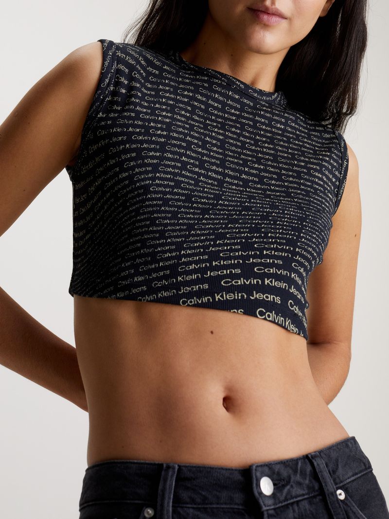 camiseta-negra-top-cropped-con-estampado-en-toda-la-prenda