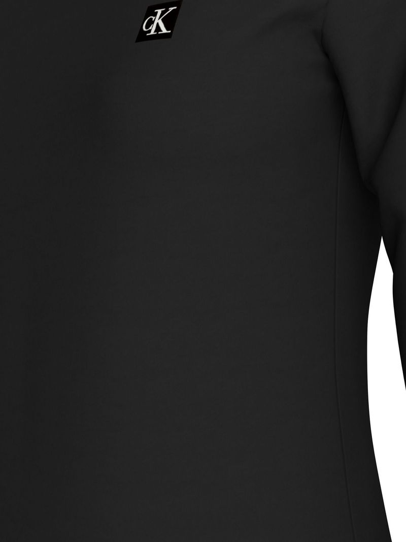 camiseta-negra-regular-manga-larga