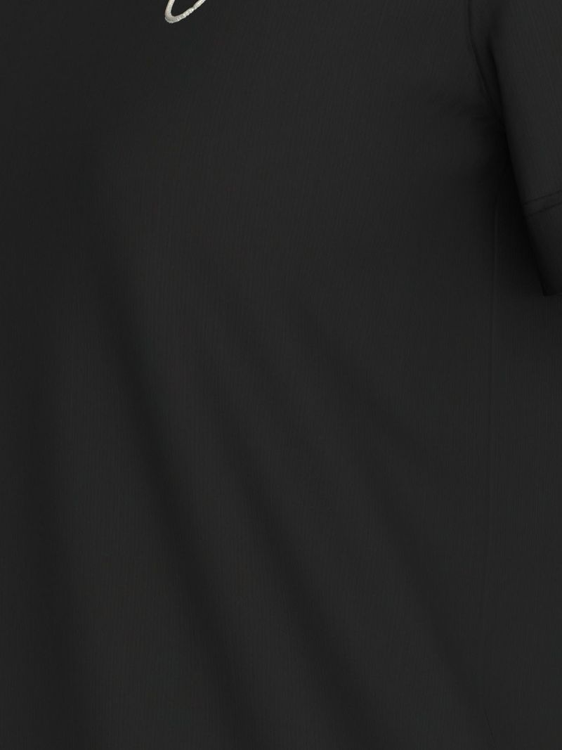 camiseta-negra-logo-bordado