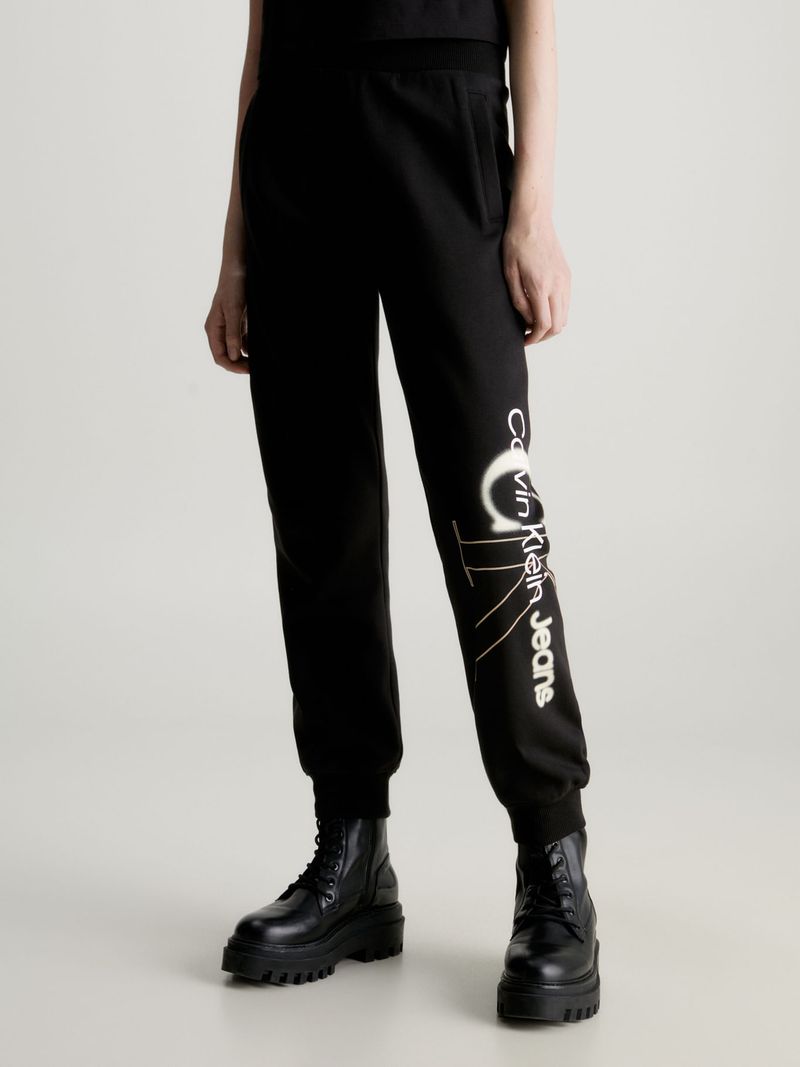 pantalon-negro-de-chandal-con-monograma