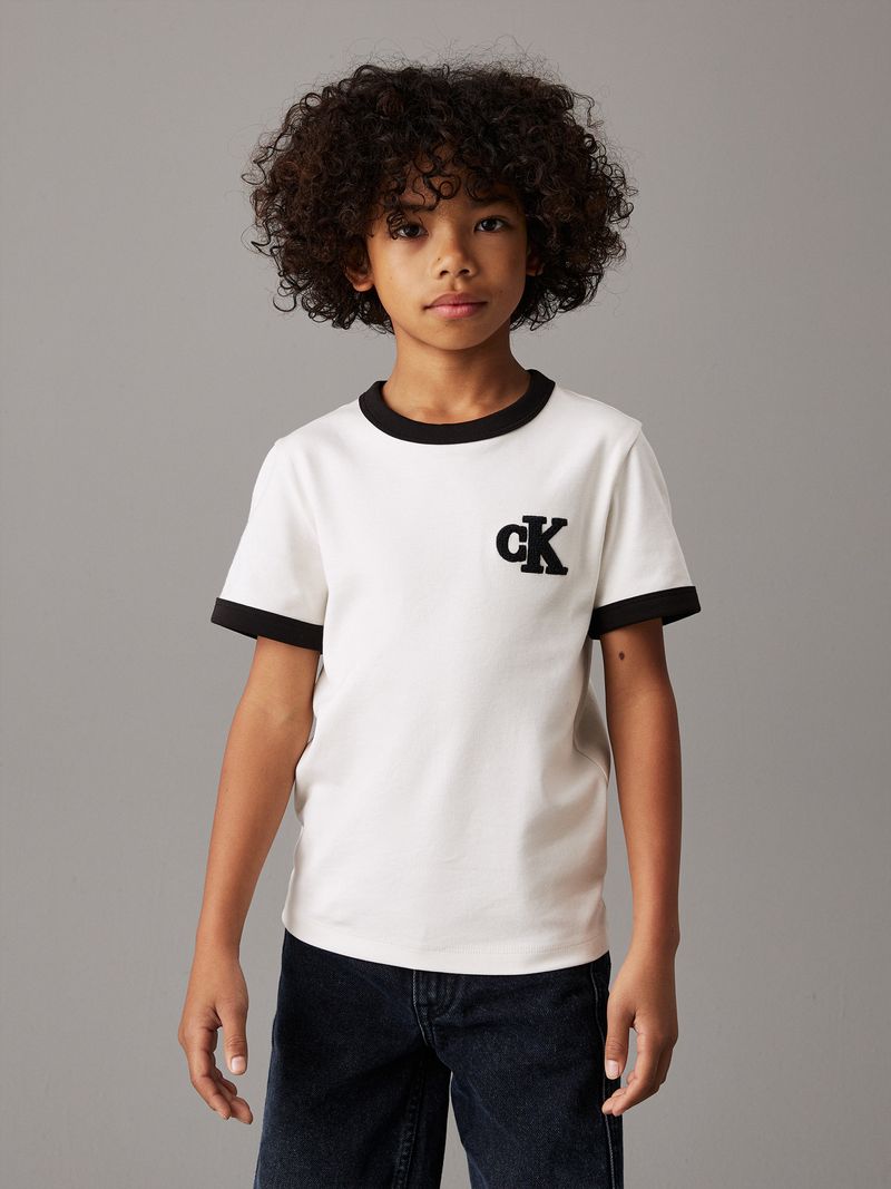 camiseta-blanca-oversized-detalles-en-contraste