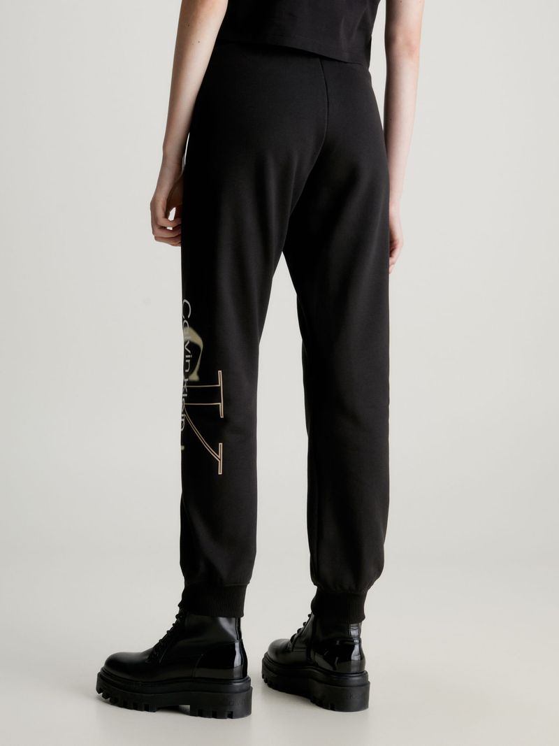 pantalon-negro-de-chandal-con-monograma