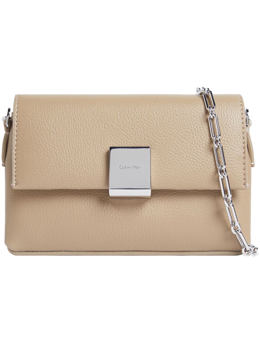 Bolso beige cruzado con placa y cadena